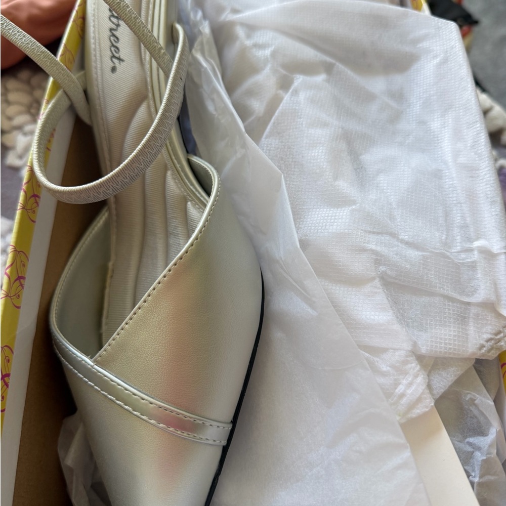 Women’s Ankle-Strap Pointed-Toe Heels in Iridescent Cream